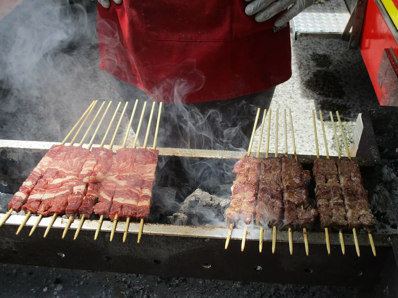 Arrosticini abruzzesi in cottura sulla brace