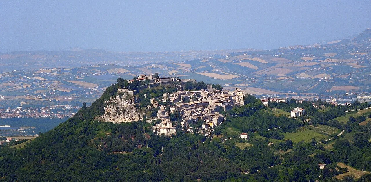 La fortezza di Civitella del Tronto vista dalla provinciale