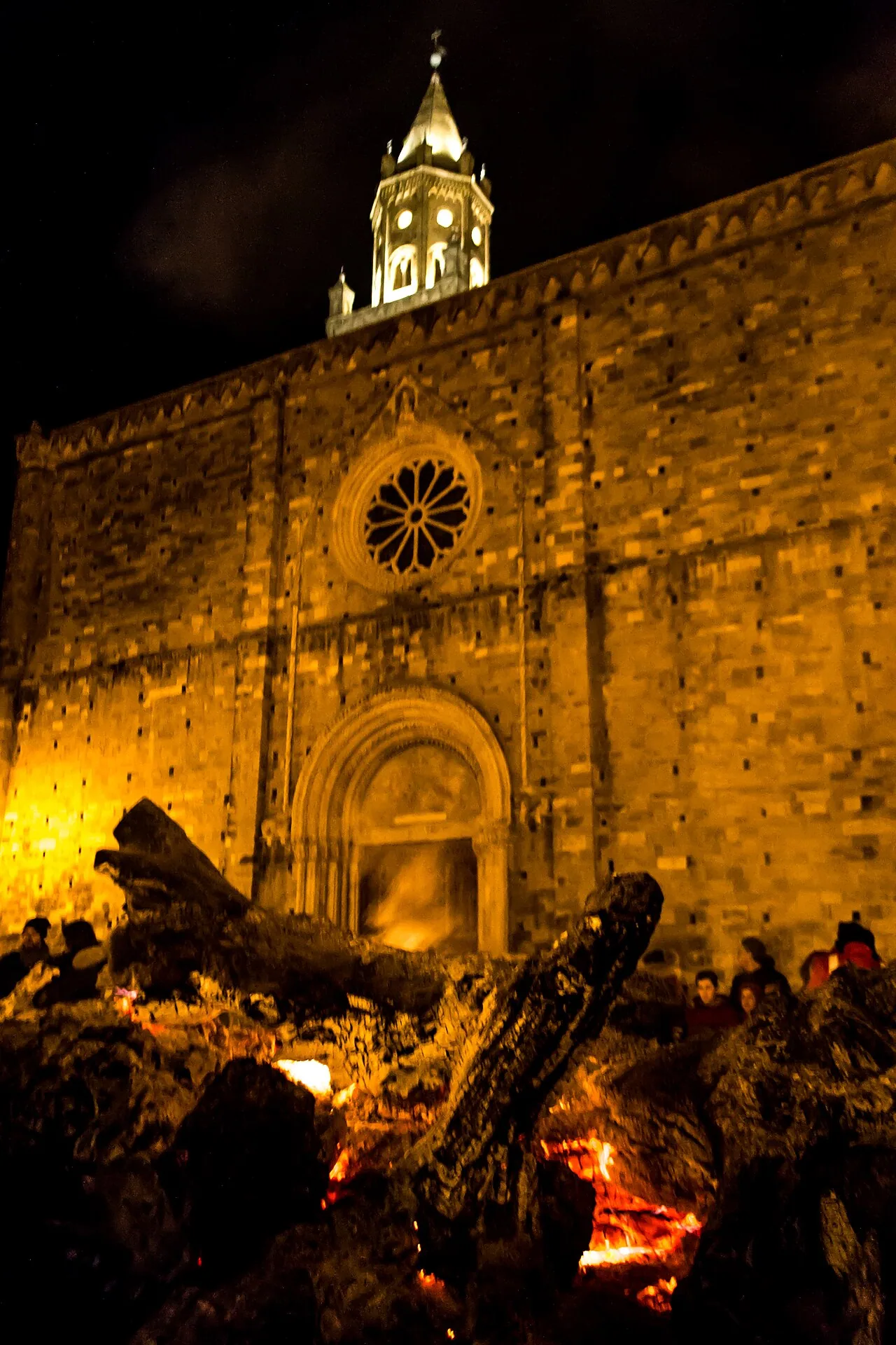 I faugni accesi davanti al duomo di Atri