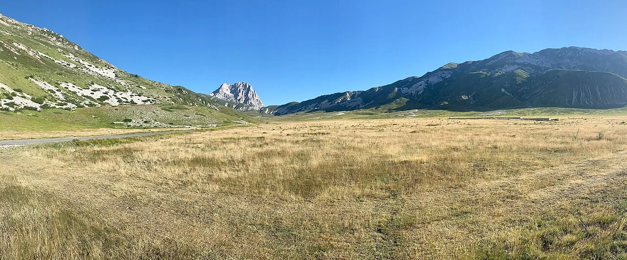 Campo Imperatore con il Corno Grande sullo sfondo