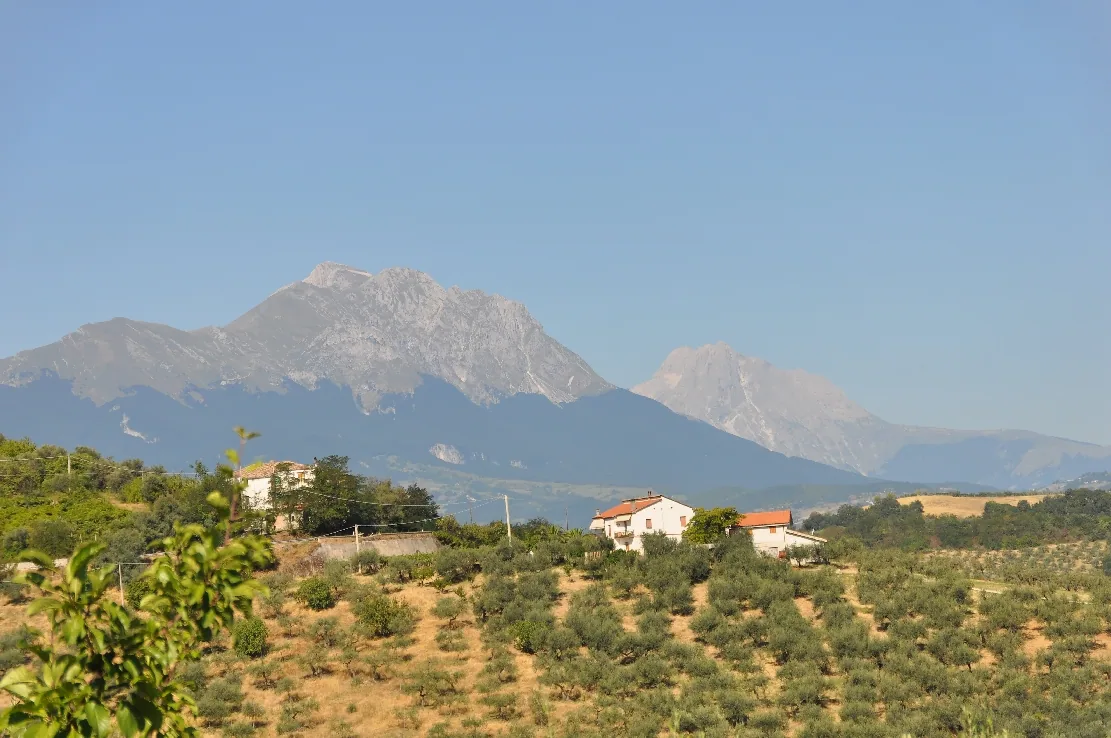 Loreto Aprutino con il Corno Grande sullo sfondo